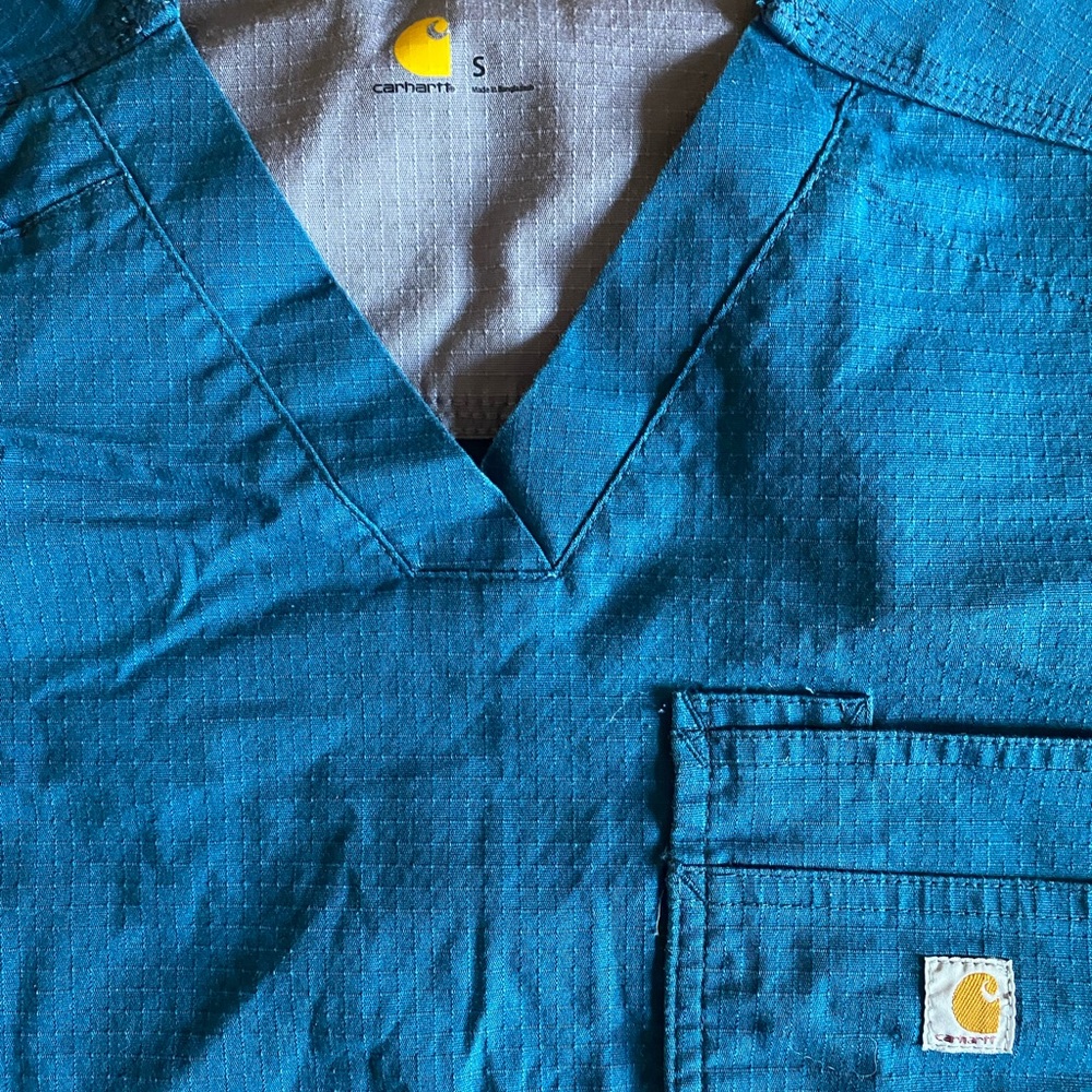 Carhartt scrubs unit of 2.tops. Size small - Picture 4 of 6